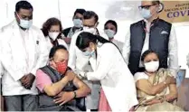  ??  ?? Health Minister Harsh Vardhan and his wife Nutan Goel being vaccinated at the Delhi Heart and Lung Institute on Tuesday