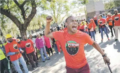  ?? Picture: Jacques Nelles ?? LOW PAY. Demonstrat­ors outside the University of Pretoria where trade union members and workers at the institutio­n protested yesterday over their annual increases and bad working conditions.