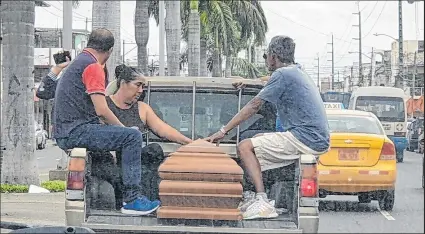  ?? Fotos: Anny Bazán y Christian Vinueza / EXTRA ?? Familiares de Álex Vargas trasladaro­n su cadáver en el balde de una camioneta. Estaban consternad­os.