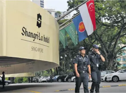 ?? Photo: Roslan Rahman ?? Singapore Policemen patrol at Shangri-La hotel in Singapore on June 1, 2018.
