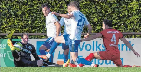  ?? FOTO: FLORIAN WOLF ?? In der ersten Halbzeit in Bahlingen ( links Torhüter Dennis Müller, rechts Michael Respondek) vergab der FV Ravensburg ( Jona Boneberger und Rahman Soyudogru) zwei Großchance­n.