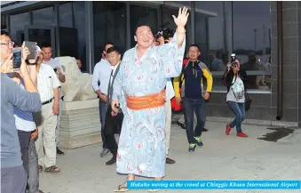  ?? Photo by B.MUNKH-ERDENE ?? Hakuho waving at the crowd at Chinggis Khaan Internatio­nal Airport