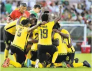  ?? Harry How / Getty Images ?? Jamaica players celebrate Kemar Lawrence’s goal, the only score of the match, in the 88th minute.