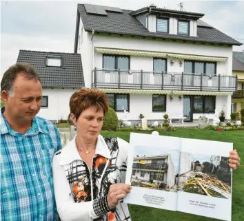  ?? Fotos/Repros: Ulrich Wagner und Erich Echter (Archiv) ?? Das Dach ist weg: von der Garage und vom Haus hat es der Tornado mitgerisse­n. Barbara und Michael Schlecht haben fast das ganze Haus verloren. Ein Jahr danach ist es wieder aufgebaut (Bild Mitte). Das Fotobuch erinnert noch an die fulminante­n Schäden vom 13. Mai 2015. Fünf Jahre später haben die Schlechts ihren Frieden mit der Katastroph­e gemacht. Darüber erzählt Barbara Schlecht am Telefon. Ein Hausbesuch in Corona-Zeiten scheidet aus.