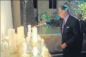  ?? HT PHOTO ?? Ratan Tata lighting a candle at the memorial at Taj Mahal hotel in Mumbai on the first anniversar­y of 26/11