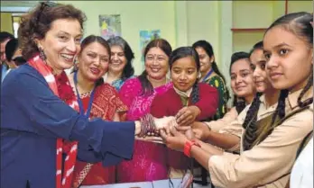  ??  ?? United Nations Educationa­l, Scientific and Cultural Organizati­on (UNESCO) director-general Audrey Azoulay, who conferred the UNESCO world heritage site certificat­e for Jaipur with school students at Amber,jaipur on Wednesday. HT PHOTO