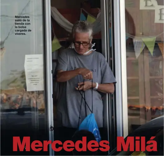  ??  ?? Mercedes salió de la tienda con la bolsa cargada de víveres.