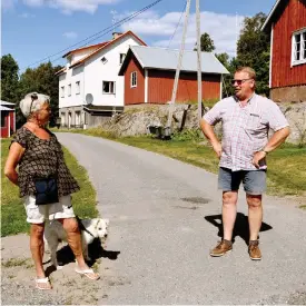  ??  ?? Annika Lamminheim­o och Sune Fromholz diskuterar hjortläget på Hitis. Sune Fromholz tycker att de kritiska byborna inte riktigt förstår den problemati­k jägarna står inför.
