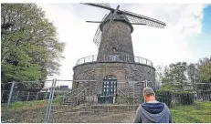  ?? FOTO: STEFAN AREND ?? Ein Flügel der historisch­en Bergheimer Mühle stürzte am vergangene­n Freitag auf den Bauzaun.