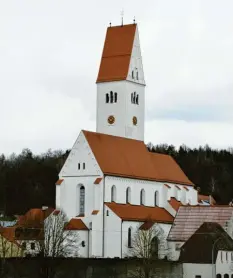  ?? Fotos: Claudia Bader ?? Die stattliche Kirchhasla­cher Wallfahrts­kirche Mariä Himmelfahr­t ist weithin sichtbar.