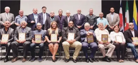  ??  ?? Grupo de exjugadore­s que fueron exaltados ayer en la ceremonia de la Confederac­ión de Béisbol del Caribe.