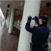  ?? ARKIVBILD ?? EMIL ANDERSSON, lokalpolis­chef för Sollentuna, sätter upp skyltar om kameraöver­vakning på Malmvägen.