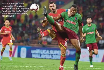  ?? BERNAMA PIC ?? PKNS’ Rodney Celvin Akwensivie (front) and Selangor’s Rufino Segovia battle for the ball at Shah Alam Stadium on Sunday.