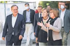  ??  ?? Kanzlerin und Kandidat im Gespräch mit Petra Beckefeld (r.) von Straßen NRW.