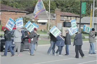  ?? NICK BRANCACCIO ?? Striking members of OPSEU Local 138 walk the picket line at St. Clair College’s main campus last week. Fanshawe College and Lambton College are the other regional colleges affected.