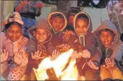  ?? PRAMOD THAKUR/HT ?? Kids keep themselves warm at Dahisar on Friday.