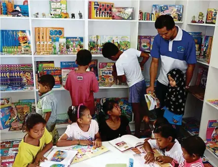  ??  ?? Westports Malaysia's convention­al department set up a mini library for orang asli kids in Pulau Indah.