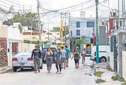  ??  ?? En el centro de Cancún, Quintana Roo, se ubica la comunidad cubana que más ha crecido en los últimos años: concentra la cuarta parte de la población total provenient­e de la isla. En esta zona no hay fondas, sino paladares (lonchería) y mucho café.