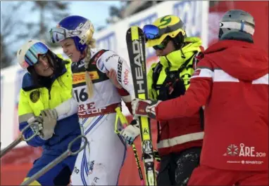  ?? PONTUS LUNDAHL — THE ASSOCIATED PRESS ?? United States’ Lindsey Vonn is assisted after crashing during the women’s super G at the alpine ski World Championsh­ips, in Are, Sweden on Feb. 5.