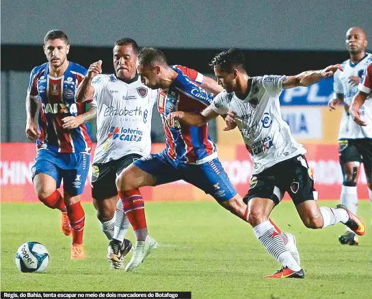  ??  ?? Régis, do Bahia, tenta escapar no meio de dois marcadores do Botafogo