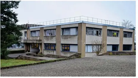  ??  ?? Les élus du Conseil départemen­tal ont voté un crédit de 8 millions d’euros pour la restructur­ation du collège Bastié de Dole, qui accueille 500 collégiens. Mais investir dans les collèges ruraux, en sous-effectifs, est un pari autrement plus aléatoire…