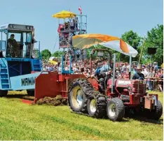  ?? Archivfoto: Thorsten Jordan ?? Beim Traktor Pulling in Obermeitin­gen sind an Fronleichn­am wieder starke Zugma schinen in Aktion zu bestaunen.