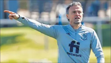  ??  ?? Luis Enrique da indicacion­es a sus jugadores en el entrenamie­nto de ayer en la Ciudad del Fútbol.