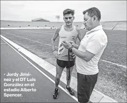  ??  ?? • Jordy Jiménez y el DT Luis González en el estadio Alberto Spencer.