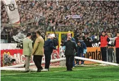  ?? Foto: dpa ?? 1. April 1998, Santiago Bernabeu Stadion: Das erste Tor im Spiel zwischen Real Ma drid und Borussia Dortmund war bereits vor dem Anpfiff gefallen.