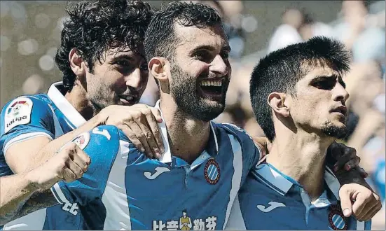  ?? ANDREU DALMAU / EFE ?? Granero, Baptistão y Gerard Moreno celebran el primero de los dos goles del canterano, el tercero para el Espanyol