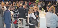  ??  ?? Rund 2500 Besucher kommen am Mittwochab­end in die Messehalle­n.