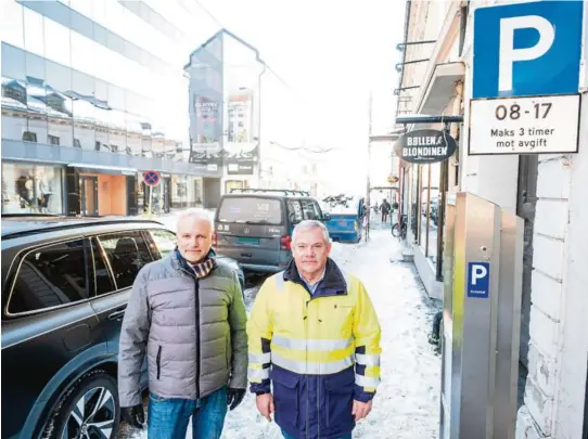  ?? FOTO: FREDRIK PEDERSEN ?? PARKERING: Fra mandag 6. desember er det nye parkerings­regler som gjelder i Skien sentrum. Dag Ove Borgersen (t.v.) og Sven Kristoffer­sen fra Skien kommune forteller at den nye ordningen er ment å vaere til fordel for de handlende.