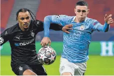  ?? FOTO: MARTON MONUS/DPA ?? Gladbach – hier Valentino Lazaro (li.) im Duell gegen Phil Foden – kam gegen Manchester City meist einen Schritt zu spät.