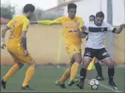  ?? (Photo Laurent Martinat) ?? Les Hyérois (ici Touil) se sont contentés du match nul hier face au Stade Montois.