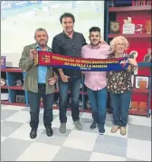  ??  ?? El triunfo barcelonis­ta en Leganés fue celebrado con euforia en Pedro Muñoz, donde Daniel Peinado lo siguió con el ex jugador Ricardo Serna