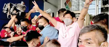  ?? Reuters ?? ↑
Ferdinand “Bongbong” Marcos Jr greets his supporters at his headquarte­rs in Mandaluyon­g City on Wednesday.