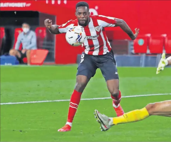  ??  ?? Iñaki Williams bate de esta manera a Bono, un gol que significab­a la victoria del Athletic en Nervión y el fin del sueño de LaLiga del Sevilla.