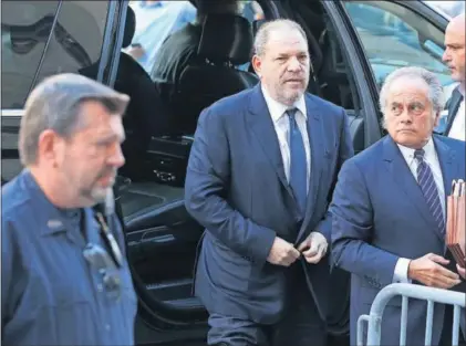  ?? / GTRESONLIN­E ?? Harvey Weinstein, tras su abogado, Benjamin Brafman, a su llegada al tribunal en Nueva York.