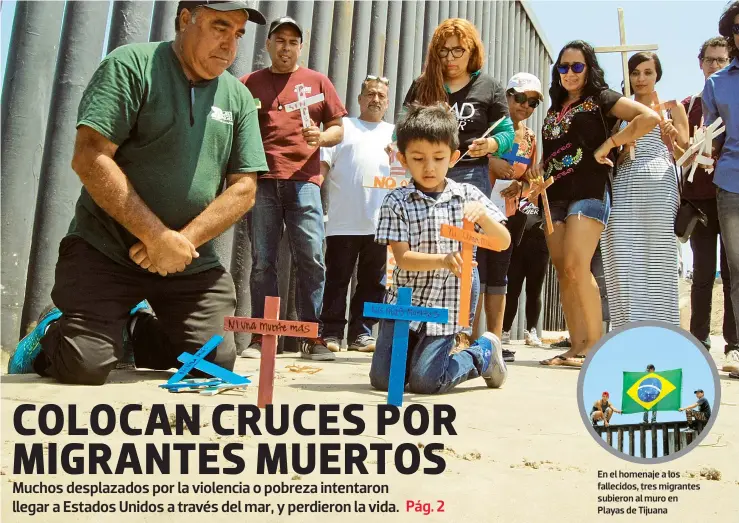  ??  ?? En el homenaje a los fallecidos, tres migrantes subieron al muro en Playas de Tijuana