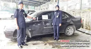  ??  ?? FARHAN (kiri) menunjukka­n kenderaan yang digunakan empat suspek ketika kejadian itu.