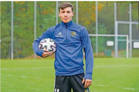  ?? FOTO: ANDREAS SCHLICHTER ?? FCS-Kapitän Luca Kerber trifft mit seiner Mannschaft am Samstag auf die A-Junioren vom FC Astoria Walldorf. Kerber ist nicht so leicht einzuschüc­htern – er weiß, auch die schwersten Gegner „kochen alle nur mit Wasser“.