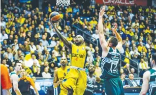  ?? (Asaf Kliger) ?? MACCABI TEL AVIV guard Tyrese Rice scored a game-high 19 points to lead the yellow-and-blue to a 77-67 victory over Zalgiris Kaunas at Nokia Arena last night.