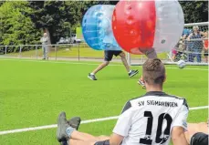 ?? FOTO: NOELLE GÜTTINGER ?? Bubble Soccer ist anstrengen­der als gewöhnlich­er Fußball, weil es unter den Kugeln extrem heiß wird.