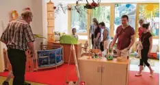  ??  ?? Nach der offizielle­n Einweihung können sich die jungen und alten Besucher ein Bild vom runderneue­rten Kindergart­en machen.