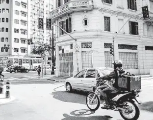  ?? Giovanni Bello/Folhapress ?? Semáforos quebrados na esquina da avenida São João com a rua General Osório, próximo ao largo do Arouche (região central); cruzamento tem falhas há meses