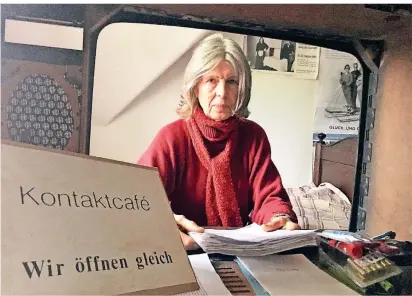  ??  ?? Inge Broska im sogenannte­n Kontaktcaf­é in ihrem Hausmuseum.