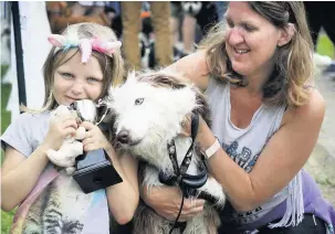  ?? Pictures: Andrew Higgins - Thousand Word Media ?? Loray Hayden and her mum Sue, with Niffler their bearded collie, who won ‘Most Appealing Eyes’ at Cheltenham Animal Shelter’s open day on Saturday