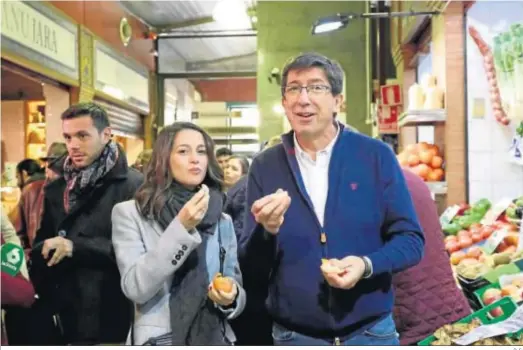  ?? D. S. ?? Inés Arrimadas y Juan Marín comiendo naranjas en un mercado de abastos de Sevilla durante una campaña.