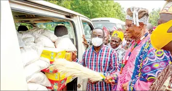  ??  ?? Onigua of Eggualand, Oba Adeleye Dosunmu ( right) taking delivery of food items from the Chairman, Ogun State Peace Keeping Committee on Farmers/ Herders Conflict, Kayode Oladele during an on the spot assessment of the area and handing over of palliative­s to displaced persons in Yewa North Local Council