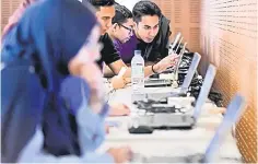  ??  ?? MIDF Resarch believes Malaysia’s job market will stay stable given that macroecono­mic fundamenta­ls remain strong and resilient. — Bernama photo
